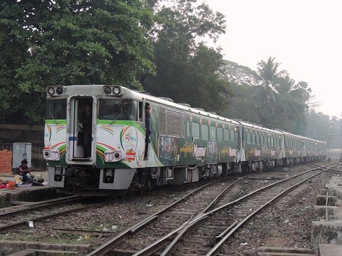 Kyaikto1 「Kyaikto Special Express Train」の入線　　　RBEP5029+RBE5037+RBE5036+RBE5034+RBEP5030　　　Yangon　14/3/1