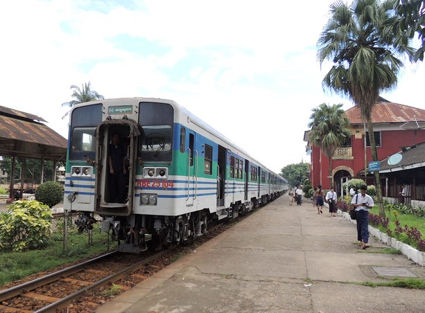 ミャンマー国鉄のキハ38形 gaアトゥー3 RBE25104+RBE25102+RBE25105+RBE25103+RBE25101 チミダイン（旧ヤンゴン中央駅） 2014/8/22
